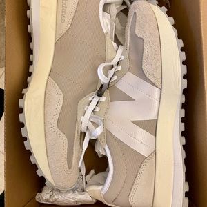 Used (with box) Women’s New Balance 327 in color Timberwolf